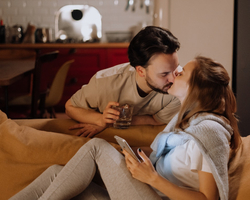 Sexo no sofá: Conheça as 6 melhores posições para transar cheia de prazer 