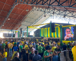 Bolsonaro em Teresina: apoiadores se concentram para evento com o candidato