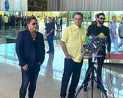 Bolsonaro recebe apoio de cantores sertanejos e diz ter “certeza da virada”