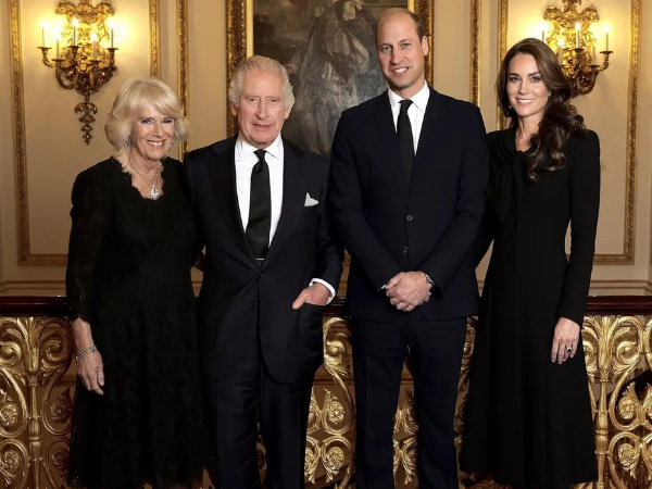 Charles III e Camilla aparecem sorridentes em foto como rei e rainha