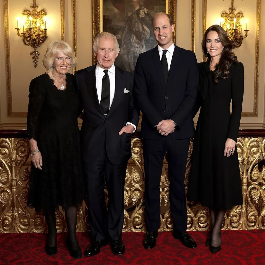 Charles III e Camilla aparecem sorridentes em foto como rei e rainha (Foto: Reprodução)
