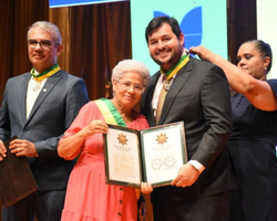 Governadora Regina Sousa homenageia personalidades pelo Dia do Piauí