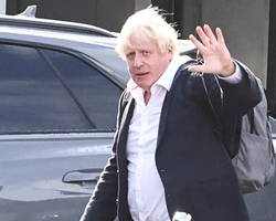 Boris Johnson anuncia que ficará de fora de disputa para primeiro-ministro