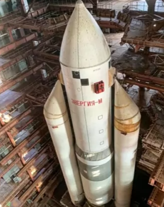 Homem encontra nave espacial de R$ 1,1 bilhão abandonada no deserto (Foto: Reprodução / @gregabandoned)