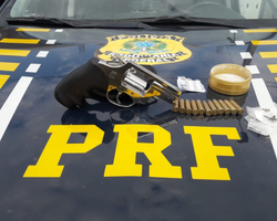 PRF prende caminhoneiro portando arma de fogo, rebites e cocaína no Piauí