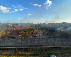 Incêndio atinge terreno próximo a condomínio no Planalto Uruguai; vídeo!