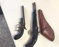 Polícia investiga pais de menina de 3 anos que levou armas na mochila