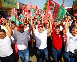 Rafael Fonteles e Wellington Dias fazem caminhada pró-Lula em Campo Maior