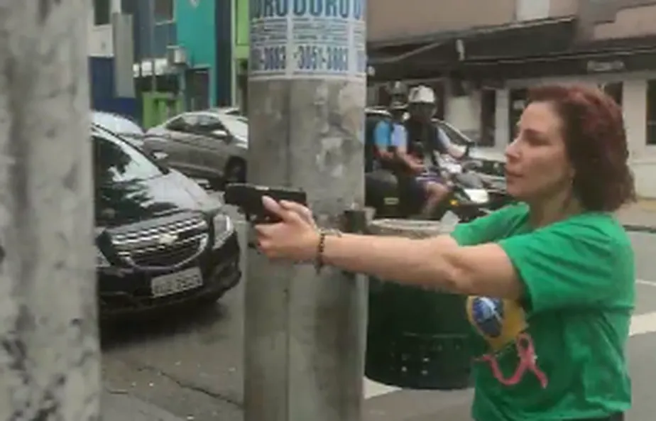 Carla Zambelli persegue com arma militante que disse que 'Lula iria ganhar' - Imagem 1