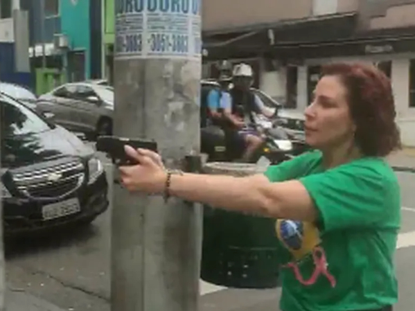 Carla Zambelli persegue com arma militante que disse que 'Lula iria ganhar'