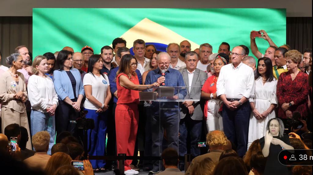 Lula faz pronunciamento após ser eleito presidente do Brasil 
