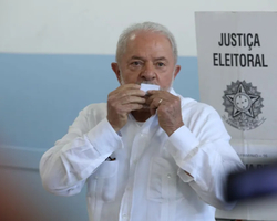 Lula vota em São Bernardo do Campo: 'Eleição definirá modelo de Brasil'