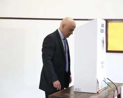 Ministro Alexandre de Moraes vota em São Paulo: 'país justo e igualitário'