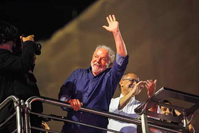 Lula durante festa da vitória na Avenida Paulista 