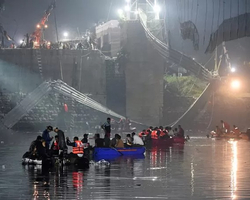 Ponte desaba na Índia e deixa ao menos 132 mortos 