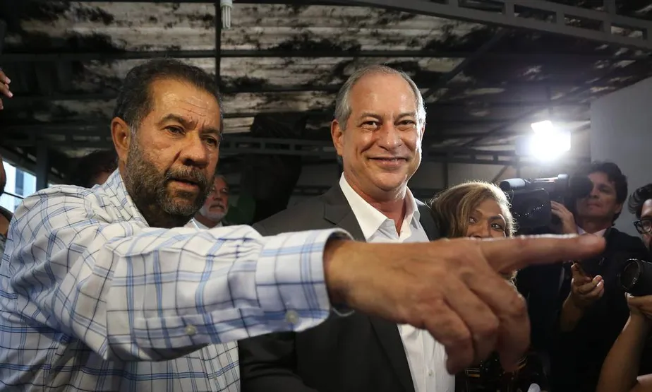 Carlos Lupi e Ciro Gomes: PDT decide apoiar Lula no segudo turno Foto: Ailton de Freitas/ Ag.O Globo 
