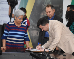 Regina Sousa assina a promoção de 975 professores da rede estadual