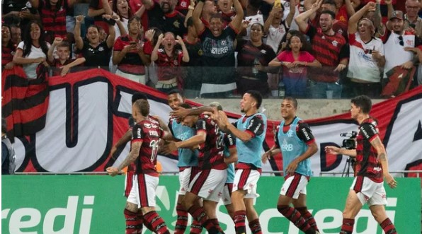 Flamengo com a vitória volta ao G4 do Brasileirão -  (Foto: Gil Gomes/AGIF)