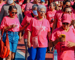 Regina Sousa alerta para diagnóstico precoce do câncer de mama em caminhada