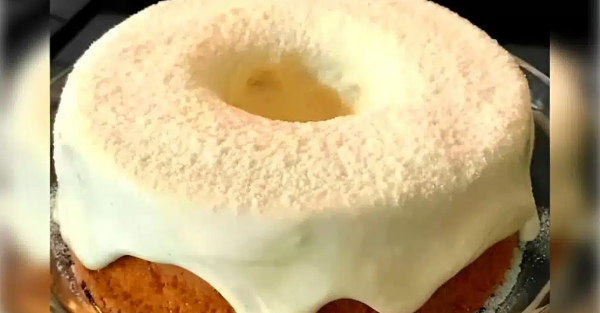 Receita de um super bolo com cobertura de leite ninho cremosa