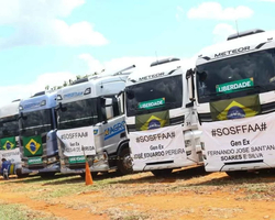 Moraes manda PM e PRF multarem donos de caminhões que fecharem vias 