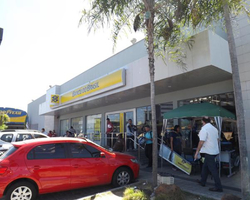 Bandidos roubam R$ 16 mil de empresário na frente de banco em Teresina