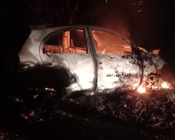 Carro pega fogo após casal sofrer acidente na zona rural de Esperantina