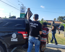 Polícia cumpre mandado contra acusados de estupro no litoral do Piauí