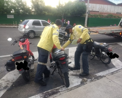 Strans e GCM recuperam moto roubada e apreendem motocicletas em Teresina