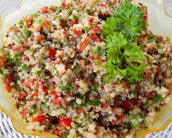 Como fazer a receita de tabule com quinoa para quem quer gostar de salada