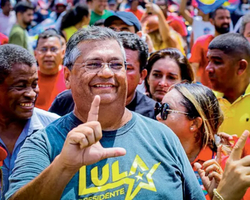 Flávio Dino defende revogação dos decretos de armas de Bolsonaro