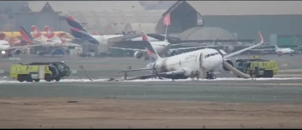 Avião prestes a decolar bate em caminhão e pega fogo em aeroporto