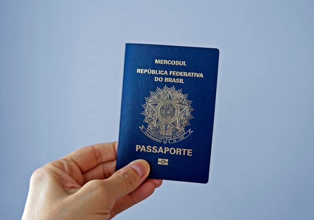 PF suspende confecção de passaportes por falta de verba