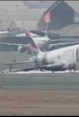 Avião prestes a decolar bate em caminhão e pega fogo em aeroporto; vídeo
