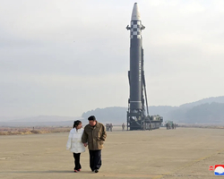 Kim Jong-un faz rara aparição com a filha em teste de lançamento de míssil
