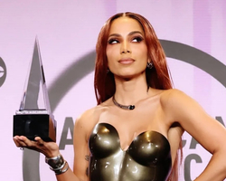 Anitta vence prêmio de 'Melhor Artista Feminina Latina' no AMA 2022
