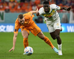 Holanda vence Senegal por 2 a 0 em sua estreia na Copa do Mundo