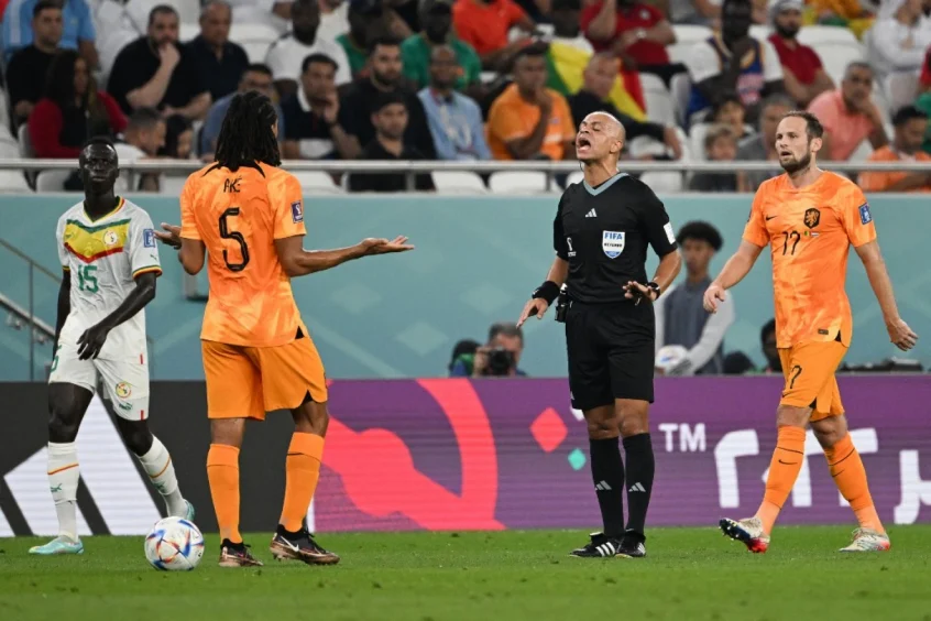 Wilton Pereira Sampaio apitou jogo entre Holanda e Senegal, nesta segunda-feira (Foto: OZAN KOSE / AFP)