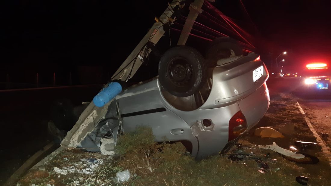 Condutor desvia de animal, carro capota e depois colide em poste no Piauí - Imagem 1