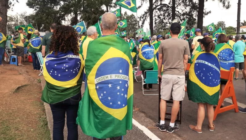 Manifestantes ignoram estreia e vaiam gols do Brasil em frente a quartel