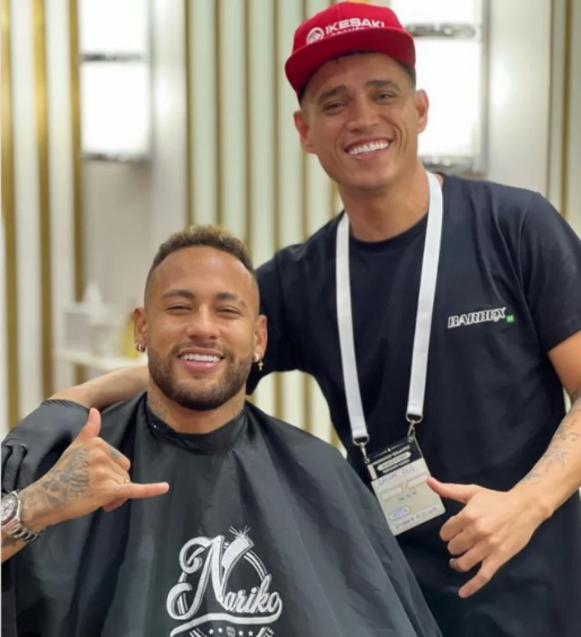Neymar posa ao lado do hairstylist no Instagram (Foto: Reprodução/Instagram)