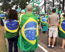 Manifestantes ignoram estreia e vaiam gols do Brasil em frente a quartel