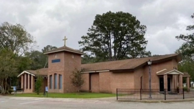 Padre fazia sexo com duas prostitutas em altar na igreja - reprodução