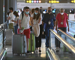 Uso de máscara volta a ser obrigatório hoje em aeroportos e aviões no país