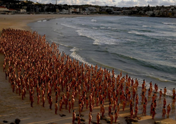 Australianos ficam pelados em praia para alertar sobre o câncer de pele
