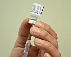 Sem orientação federal, capitais já aplicam 5ª dose de vacina contra Covid