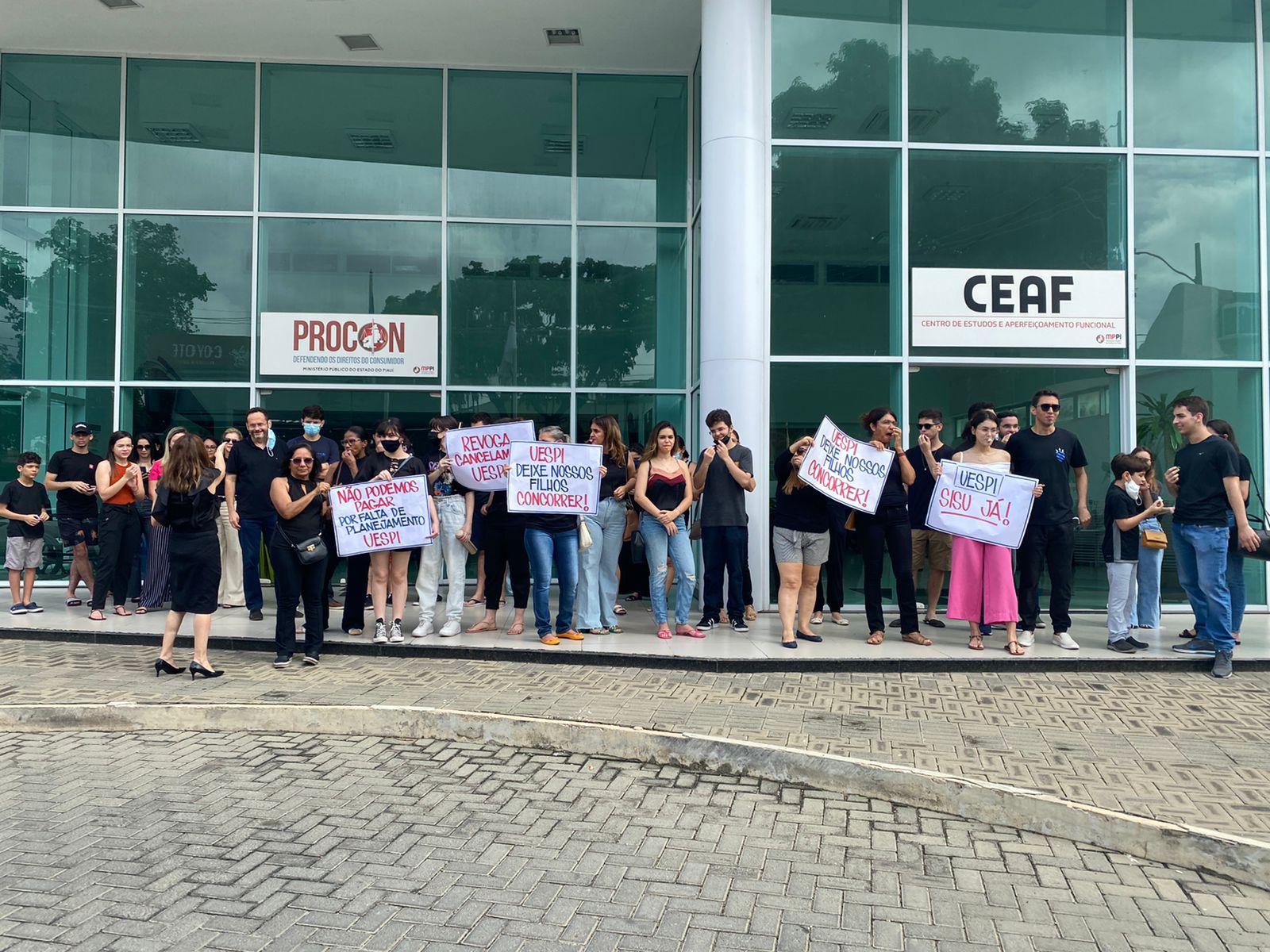 Estudantes protestam contra cancelamento do pedido 2023.1 da Uespi - Foto: Ananda Soares