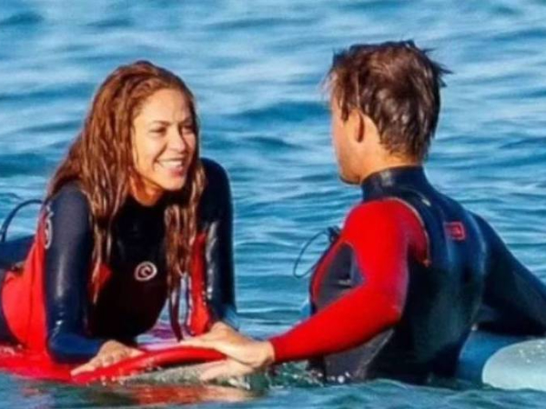Shakira é flagrada com novo amor em praia da Espanha