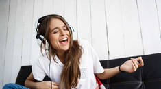 1 bilhão de jovens estão sob risco por uso de fone e música alta; entenda
