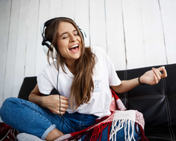 1 bilhão de jovens estão sob risco por uso de fone e música alta; entenda